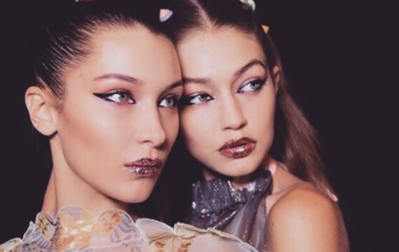 Mama lui Gigi și Bella Hadid a pozat fără sutien la vârsta de 53 de ani | FOTO ÎN ARTICOL
