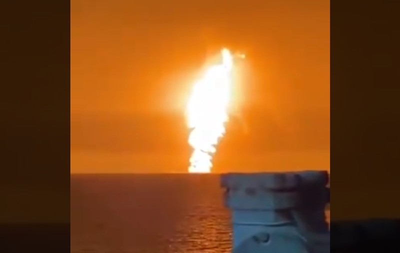 VIDEO | Explozie în mijlocul Mării Caspice, o coloană de foc a apărut deasupra apei