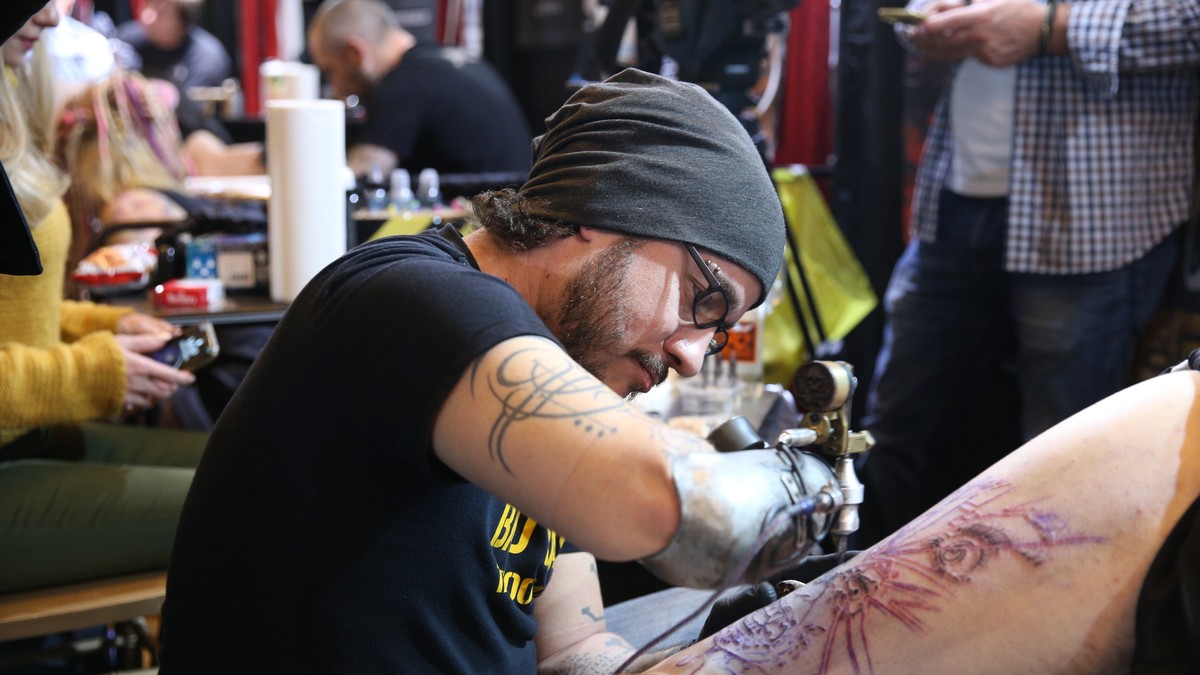 Are o proteză în loc de mâna dreaptă și i se spune «tatuatorul cyborg». Cum arată tatuajele desenate de artistul francez care și-a pierdut un braț, dar s-a reinventat