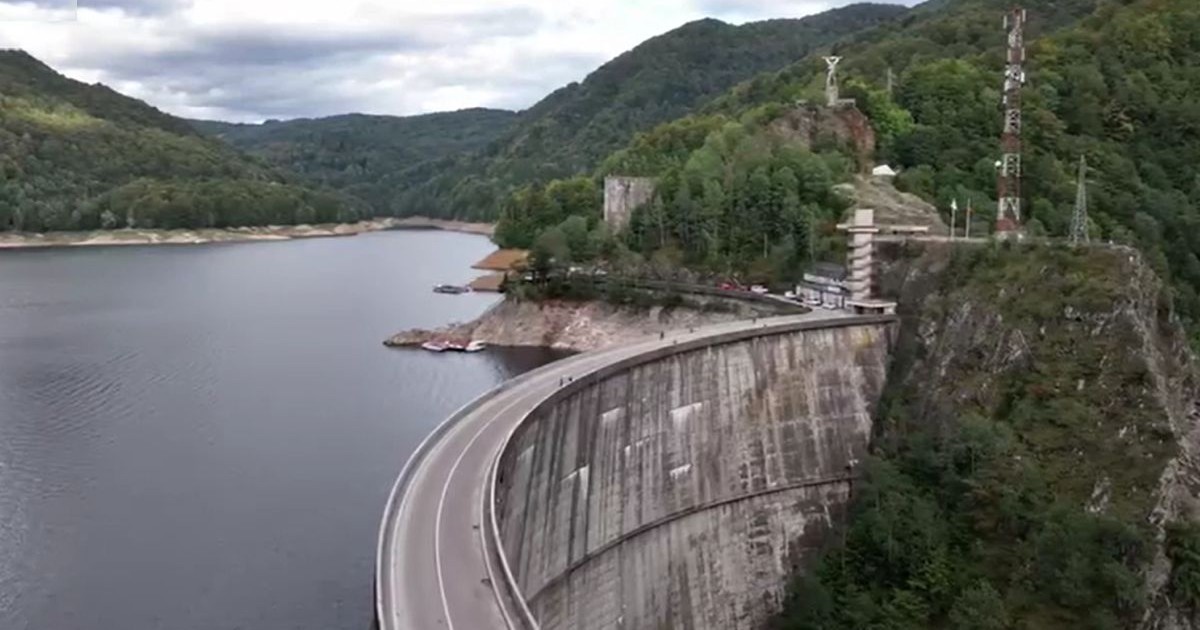 Hidroelectrica începe vineri, 1 august 2025, procesul de golire controlată a acumulării Vidraru, aceasta fiind prima golire completă a barajului din 1974 încoace