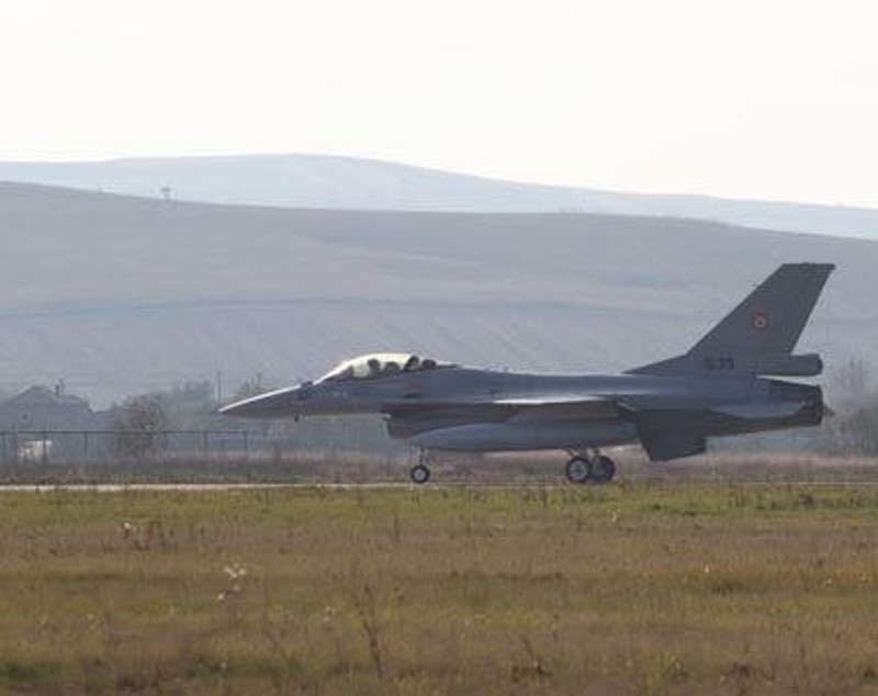Trei aeronave F-16 Fighting Falcon, cumpărate de la Norvegia, au sosit la Câmpia Turzii