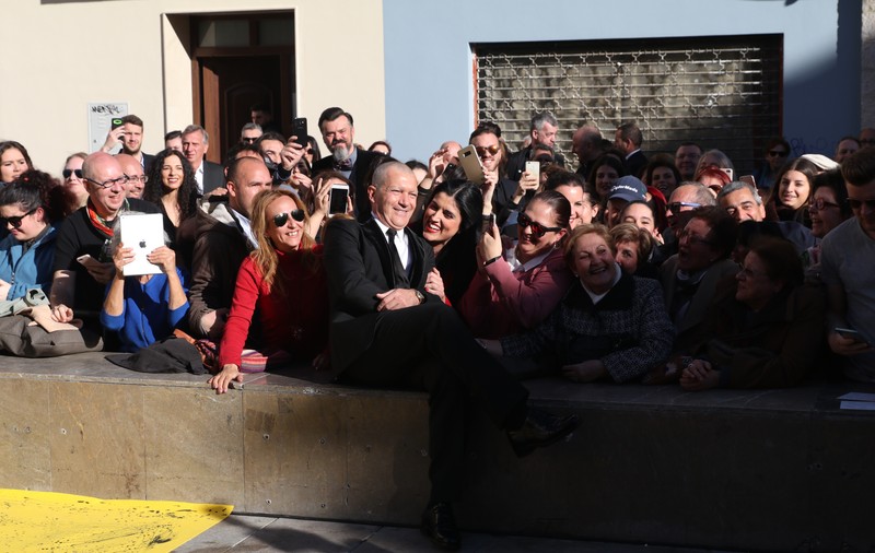 CORESPONDENȚĂ DIN MALAGA. Banderas, primit ca un rege în orașul său natal, la lansarea serialului despre viața lui Picasso. ”Antonio, te amo, te quiero!”/VIDEO