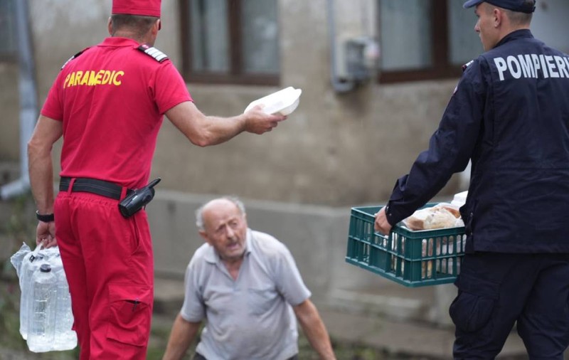 Noroiul și apa au lăsat prăpăd în urma viiturii: 100 de pompieri au fost trimiși, în plus, în Suceava și Neamț, în ajutorul sinistraților