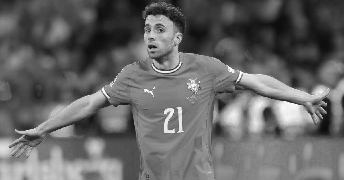 Diogo Jota, într-o poză alb-negru, îmbrăcat cu echipamentul naționalei Portugaliei, cu ambele mâinie întinse larg