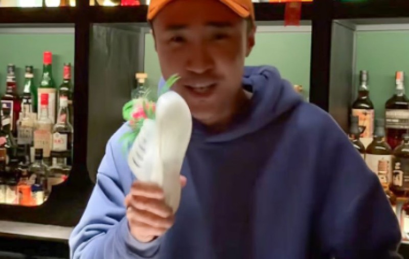 Barul în care poți să-ți plesnești „dușmanul” cu papucii, deschis în China: „Vă rog să-mi bateți șeful problematic” | VIDEO