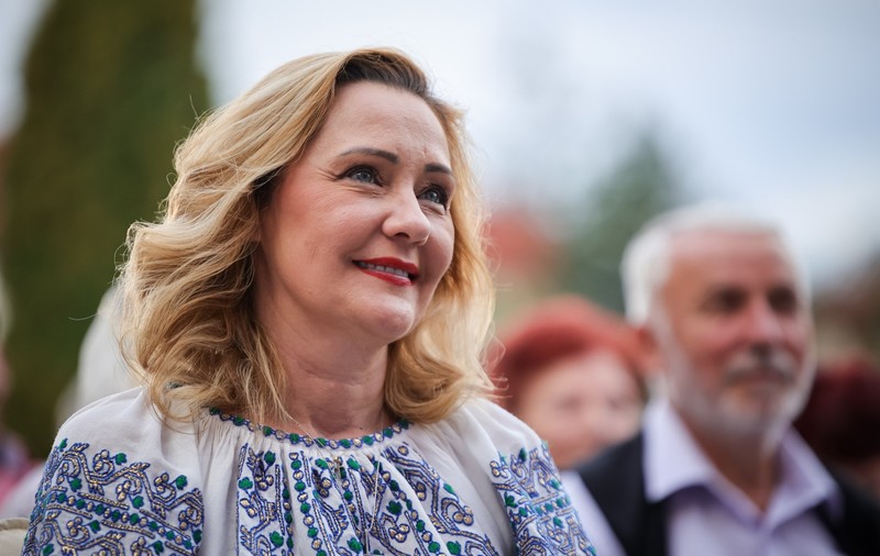 Povestea sacoului de inspirație tradițională, purtat de Elena Lasconi în campania electorală. „Este făcută special”