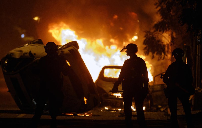 Donald Trump, dus într-un buncăr din Casa Albă în timpul protestelor izbucnite după moartea lui George Floyd. Incendii şi haos pe străzi la Washington, în a şasea zi de manifestații