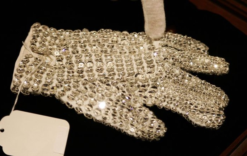 Mănuşa cu cristale a lui Michael Jackson, vândută cu 350.000 de dolari
