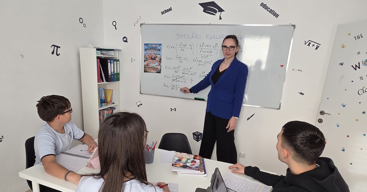 elevi in sala de clasa impreuna cu profesoara de matematica