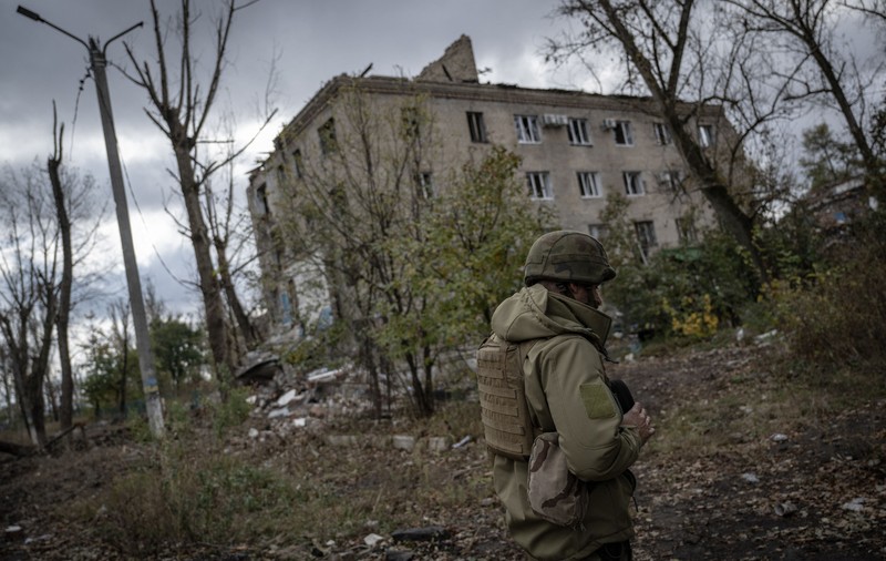 Război în Ucraina, ziua 625 | Forțele ruse încearcă în continuare să înconjoare orașul Avdiivka. Trei oameni au murit în urma atacurilor rusești