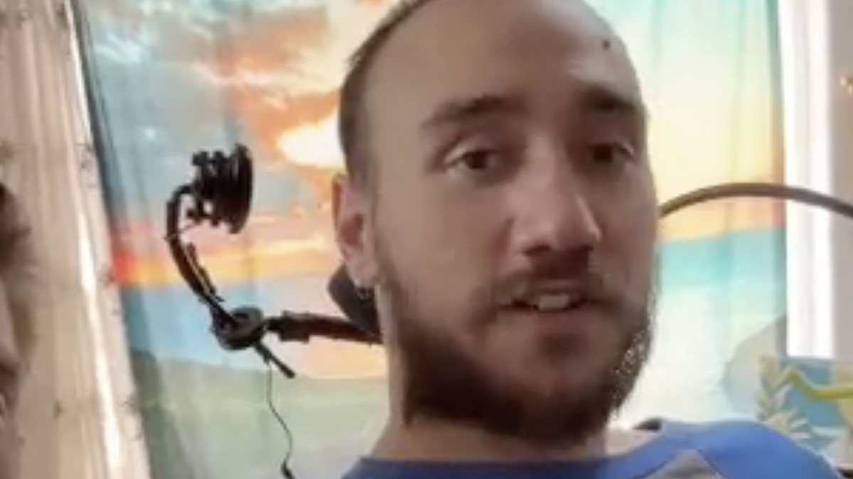 Noland Arbaugh, primul pacient care a luat parte la studiul clinic pe oameni care testează dispozitivul Neuralink al lui Elon Musk, care este paralizat de la a patra vertebră a gâtului în jos în urma unui accident