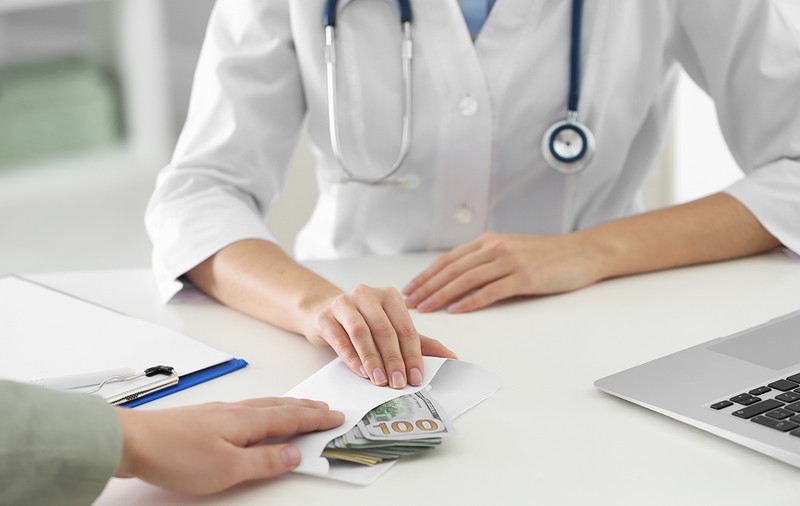 Pedepse cu închisoarea pentru cadrele medicale care au falsificat sute de dosare de pensionări pe caz de boală. Au fost daţi de gol la o pomană