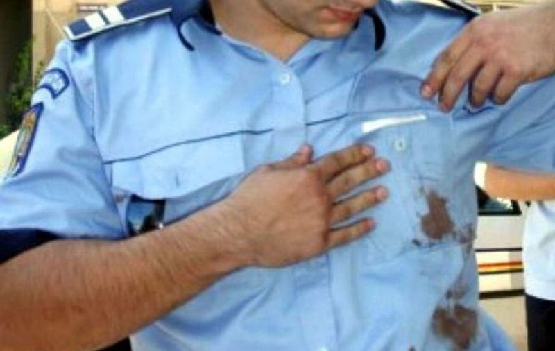 Un polițist a fost bătut de un infractor! Omul legii a ajuns la spital