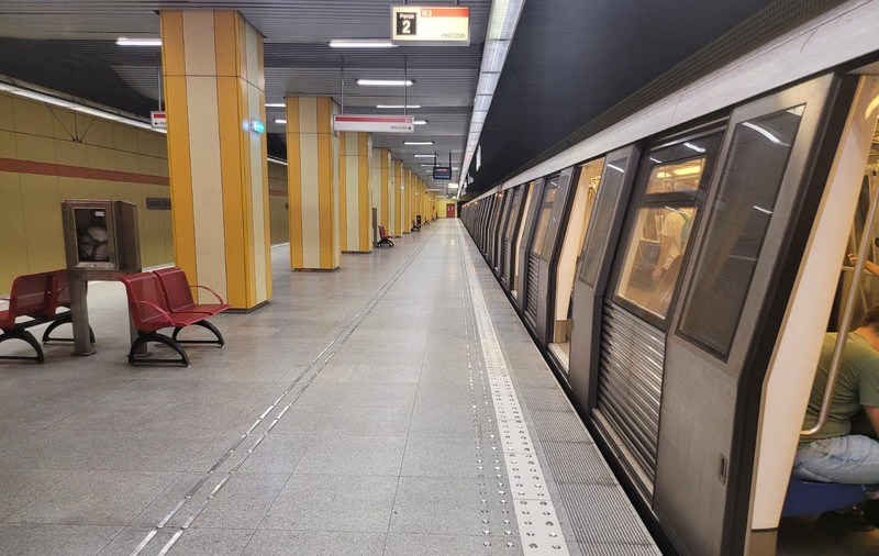 Un tânăr a murit, după ce a căzut în fața metroului, la stația Aurel Vlaicu