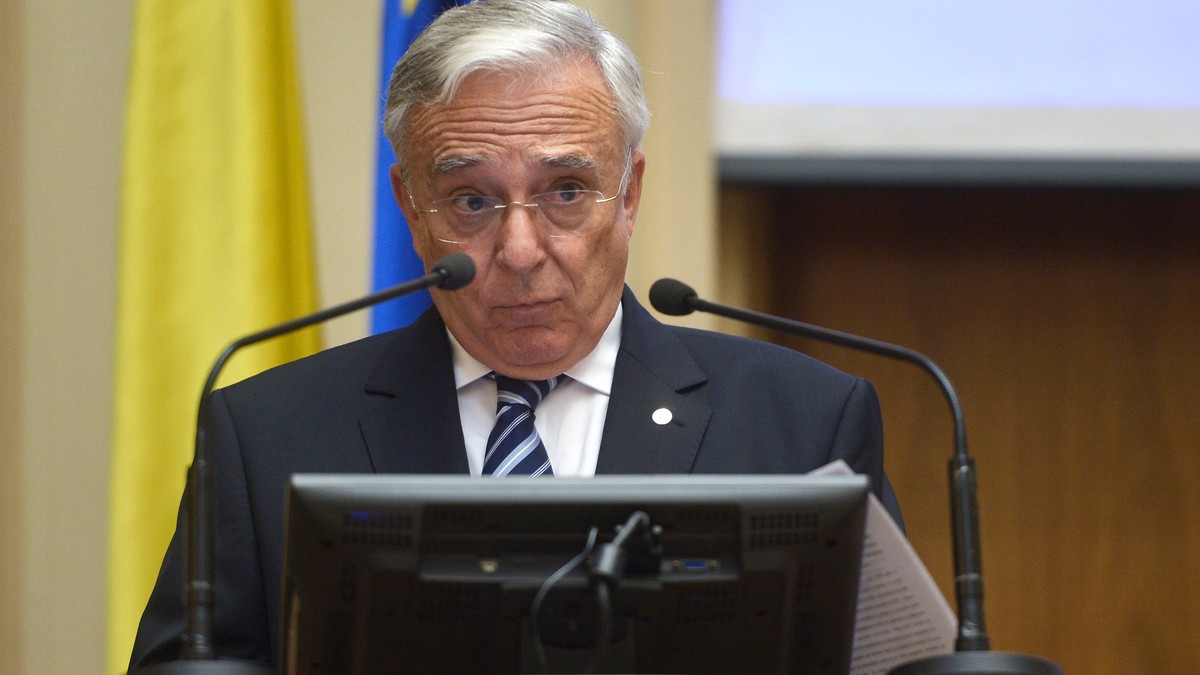 Isărescu anunță că va merge în Parlament pentru a fi audiat despre ROBOR. Mugur Isărescu, vorbind de la o tribună