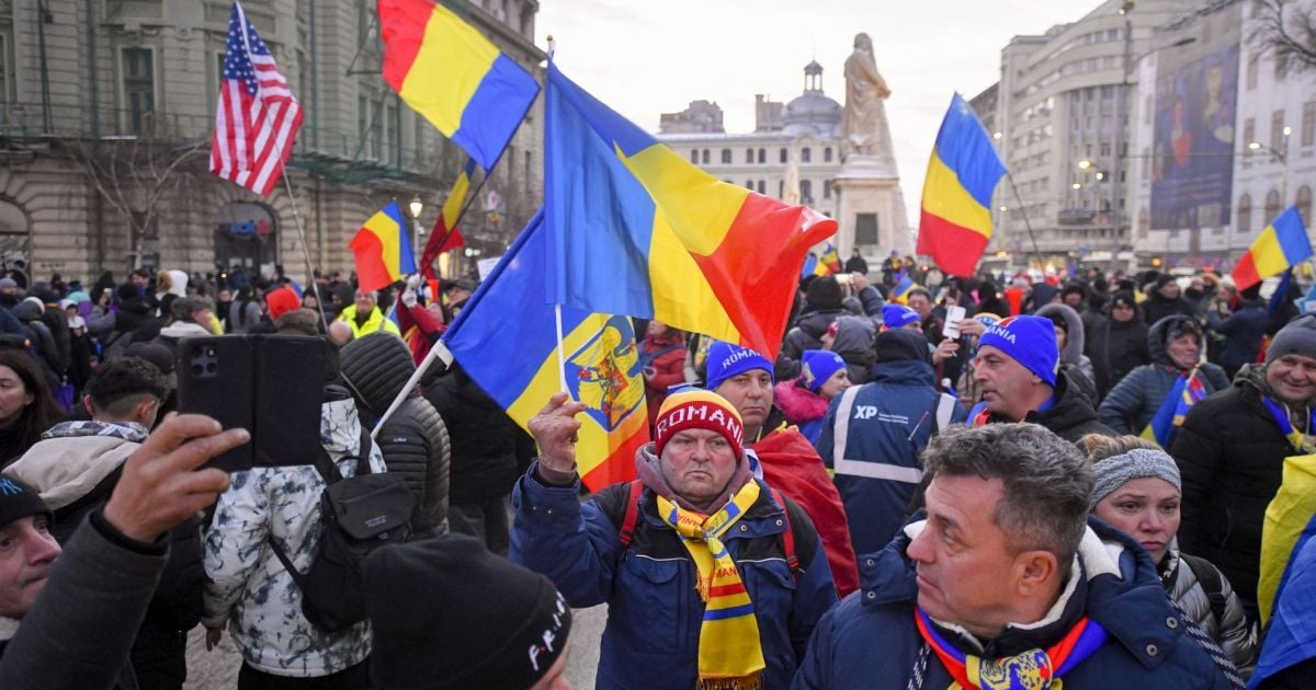 Mai multe persoane cu fulare și steaguri tricolore participă la un protest organizat de Alianta pentru Unirea Romanilor, in Piata Universitatii, Bucuresti, joi, 15 ianuarie 2026.
