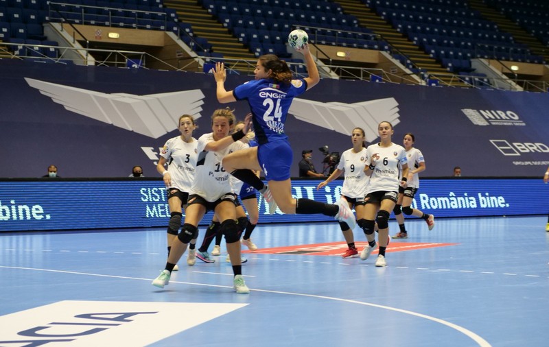 CSM București a câștigat primul meci oficial jucat după șase luni de pauză. ”Tigroaicele” s-au calificat în semifinalele Cupei României la handbal