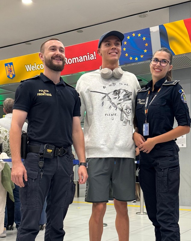 Cât costă hanoracul purtat de David Popovici la venirea în țară, după Campionatul Mondial de Natație de la Singapore. E cu mesaj: „Fii drăguț cu mine, te rog”