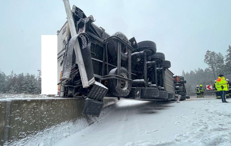 În prima zi cu zăpadă în Germania, un șofer român a răsturnat camionul pe autostradă și a blocat tot traficul