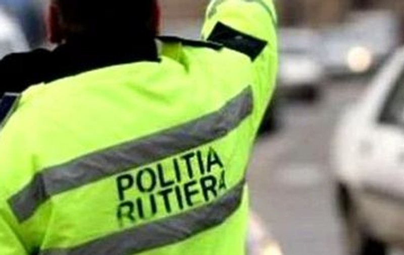 Un autotren s-a răsturnat în județul Vâlcea după ce s-a ciocnit cu un TIR.  Șoferii au fost răniți