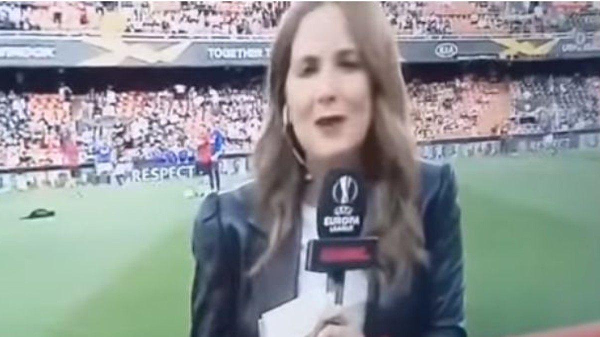 O prezentatoare TV a fost lovită cu mingea de un fotbalist de la Arsenal, înainte de meciul cu Valencia