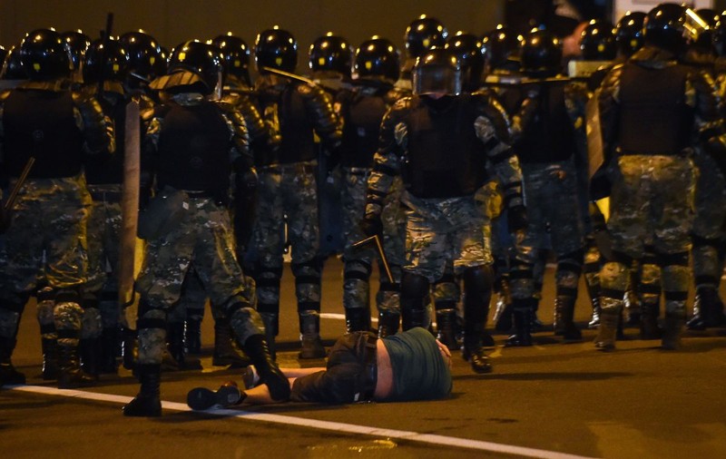 Imagini dramatice | Cea mai neagră noapte în Belarus: un mort, zeci de răniți, sute de arestări și un conflict care nu s-a încheiat