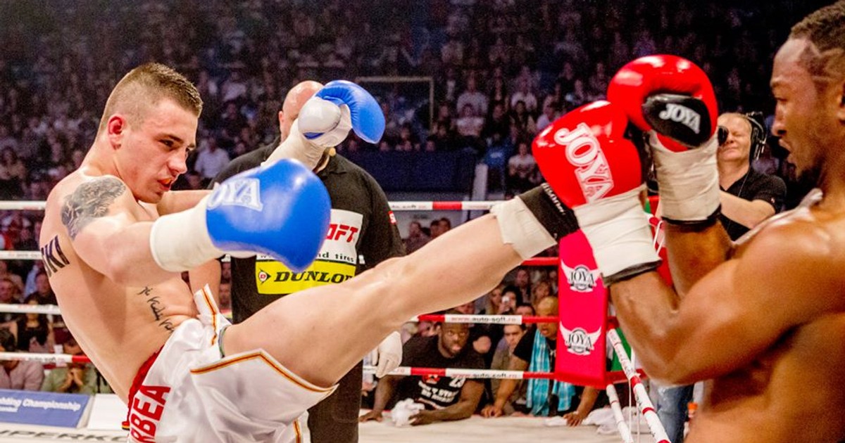 Amansio Paraschiv (stânga) îşi loveşte adversarul cu piciorul în timpul unui meci dintr-o gală Superkombat.