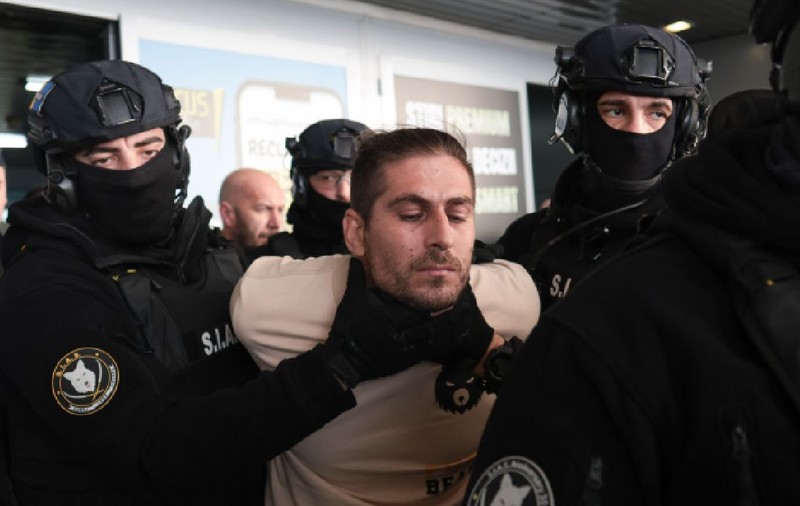 Mascați înarmați l-au scos ținut de gât din Aeroportul Otopeni pe Cosmin Costinel Zuleam, al treilea asasin al omului de afaceri Adrian Kreiner, adus în țară din Indonezia
