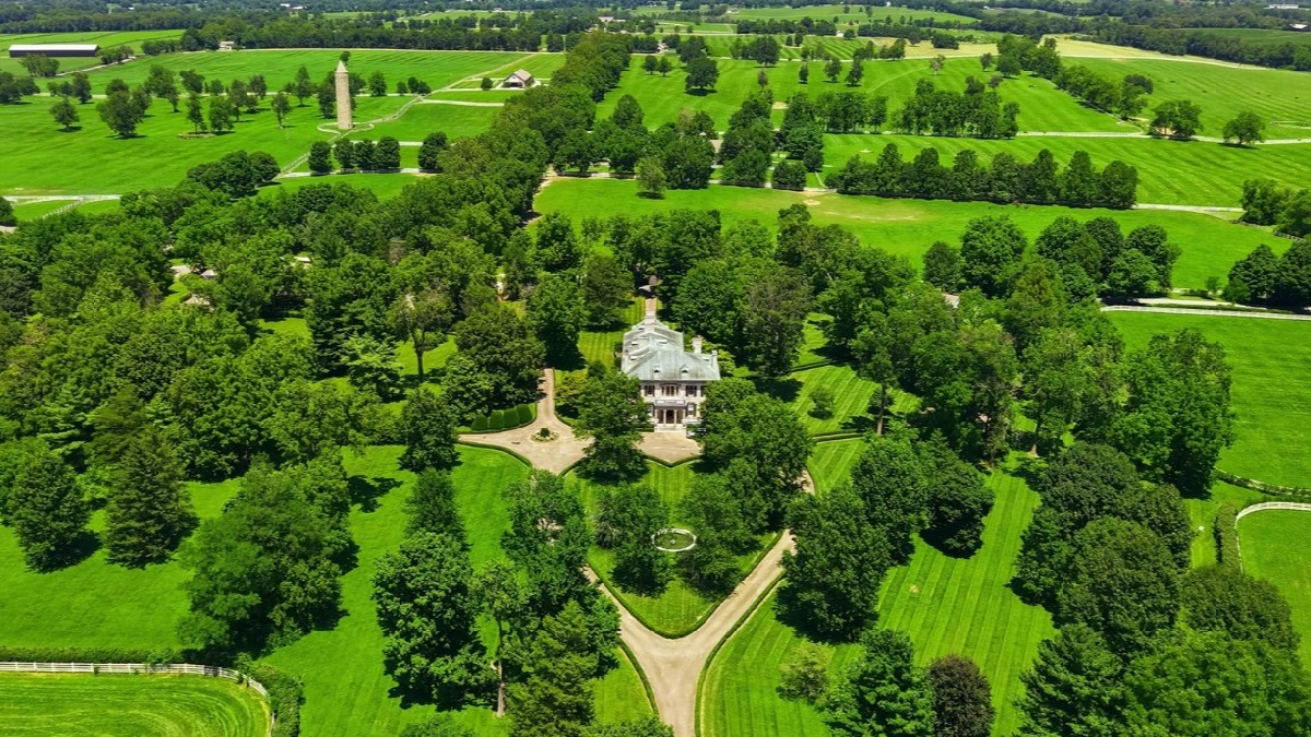Ferma Castleton este situată pe aproximativ 385 de hectare lângă Lexington, în Kentucky