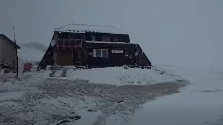 Cabană acoperită de zăpadă