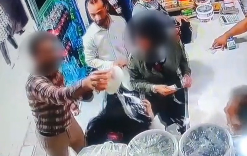 Două femei au fost arestate în Iran, după ce un bărbat le-a turnat o găleată de iaurt in cap. Aveau capul descoperit