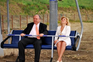 Primarul Gheorghe Stefan si fostul ministru Turismului, Elena Udrea, se plimbau cu telescaunul, in Piatra Neamt, vineri, 29 mai 2009. Ministrul Turismului, Elena Udrea, s-a plimbat cu telegondola si cu telescaunul, a incheiat cu primarul Gheorghe Stefan un protocol de sustinere financiara a proiectului de dezvoltare a infrastructurii turistice din zona si a discutat cu mai mul?i investitori locali. CORNELIU CALIN / MEDIAFAX FOTO