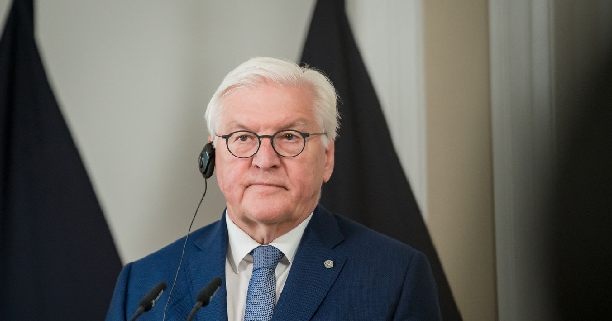 Frank-Walter Steinmeier îmbrăcat într-un costum albastru, o camașă albă și cravată albastră