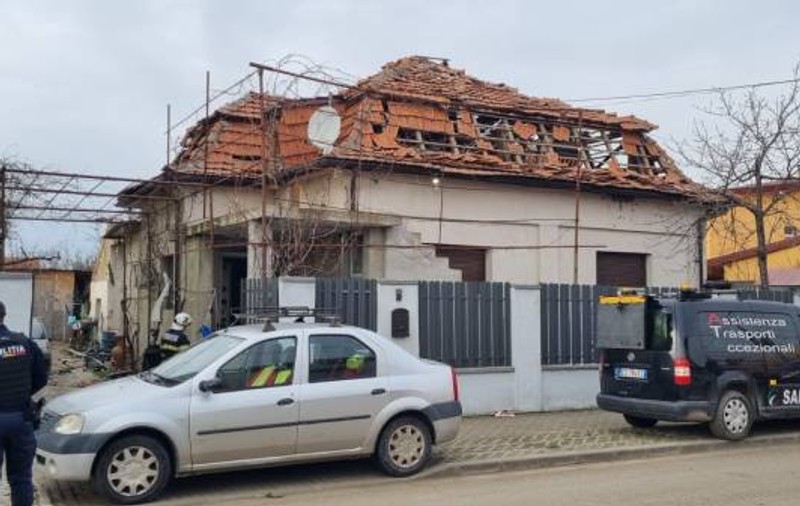 Explozie într-o casă din Timișoara. Șase persoane, între care patru copii, transportate la spital