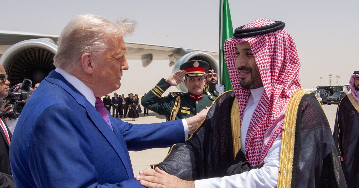 Donald Trump dă mâna, la coborâre din avion, cu Prințul Moștenitor Saudit Mohammed bin Salman Al Saud.