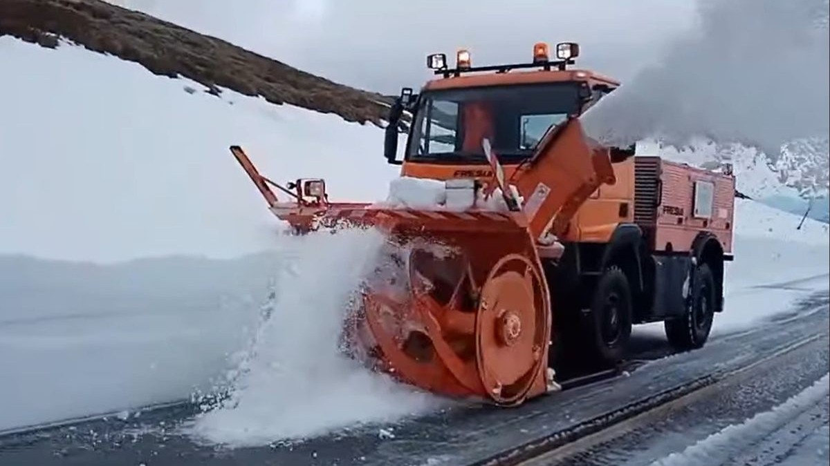 drumarii încearcă să deszăpezească porțiuni din Transalpina, unde stratul de zăpadă a depășit un metru, 28 mai 2025