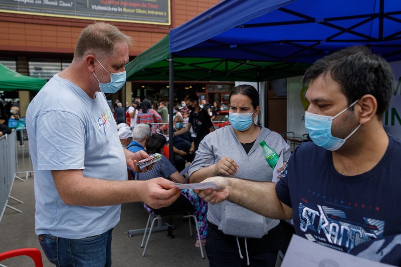 Cine se vaccinează primește un voucher pentru o porție gratuită de mici