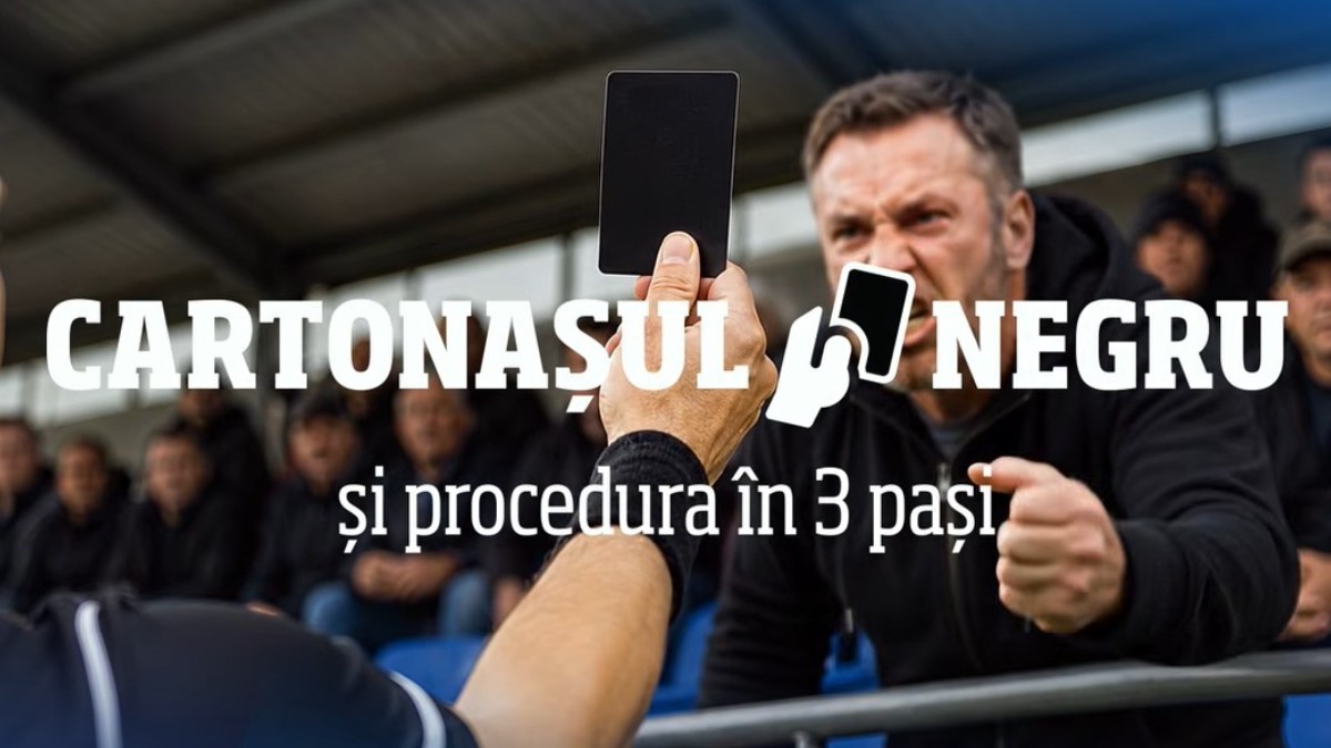Un arbitru care arată Cartonașul Negru la un meci de fotbal
