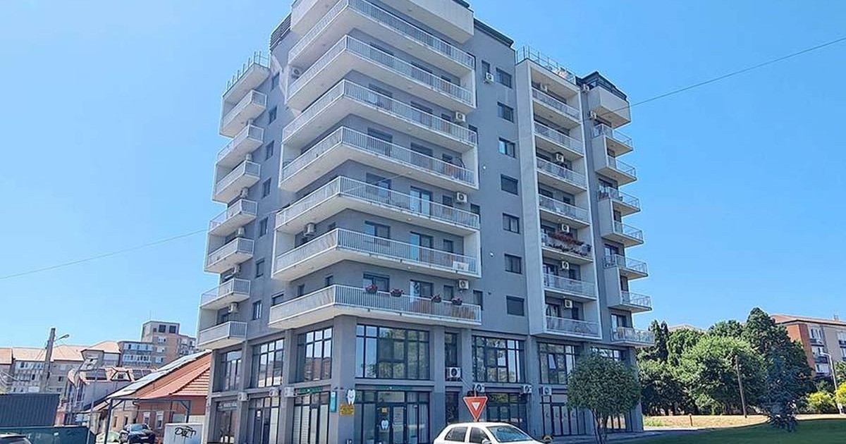 Un bloc cu mai multe etaje, de pe strada Zorelelor 12 (foto) din Oradea, din care s-au vândut mai multe apartamente
