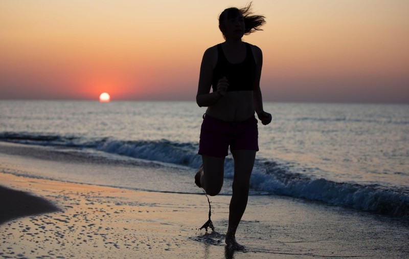 Bikini, bere și 15.000 de euro. Maratonul Nisipului 2025 transformă plaja din Constanța într-un festival de alergare și distracție