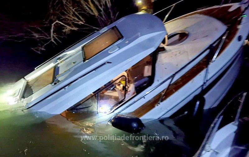 Trei persoane care pescuiau au fost salvate din barca pe jumătate scufundată pe brațul Chilia