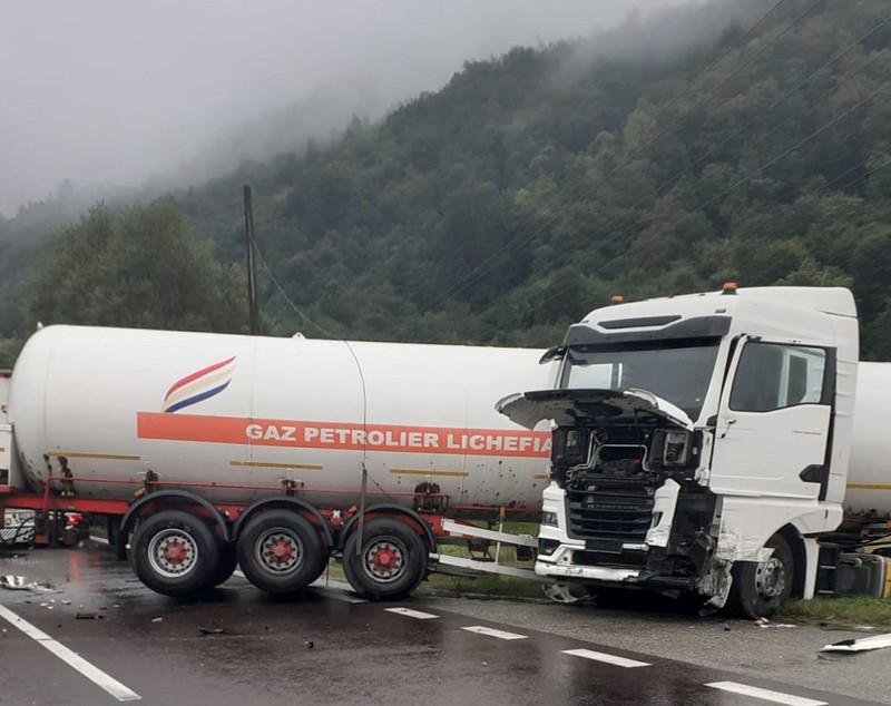 Localnici evacuați la Racovița, în Vâlcea, unde o cisternă cu GPL și un TIR s-au ciocnit