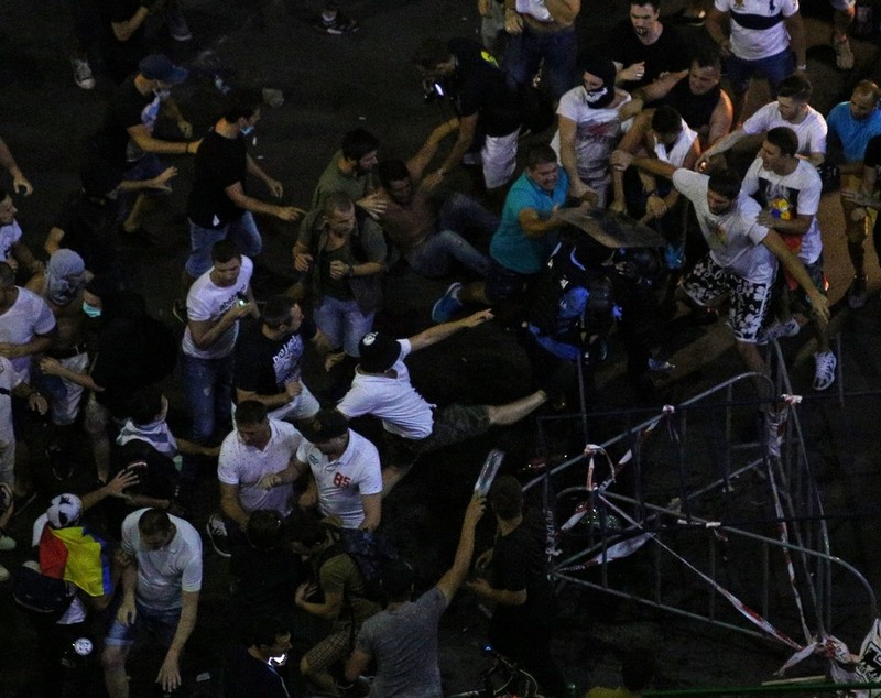 GALERIE FOTO/ Momentele teribile ale războiului dintre jandarmi și protestatari, văzute de sus