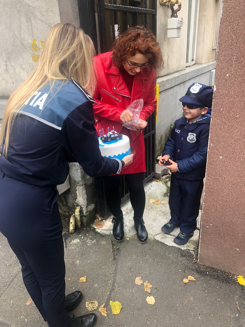 Micuțul Ștefan a primit un tort din partea polițiștilor