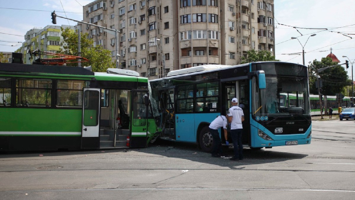 Un tramvai si un autobuz s-au ciocnit la intersecția dintrea Calea 13 Septembrie cu Strada Progresului - 31 iulie 2025