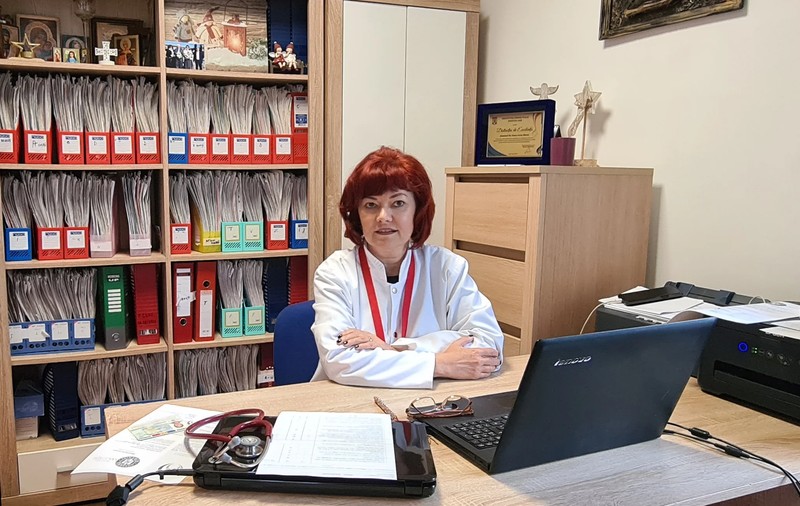 Reportaj în cabinetul celui mai de succes medic de familie din Iași. Cum își convinge pacienții să se vaccineze anti-COVID