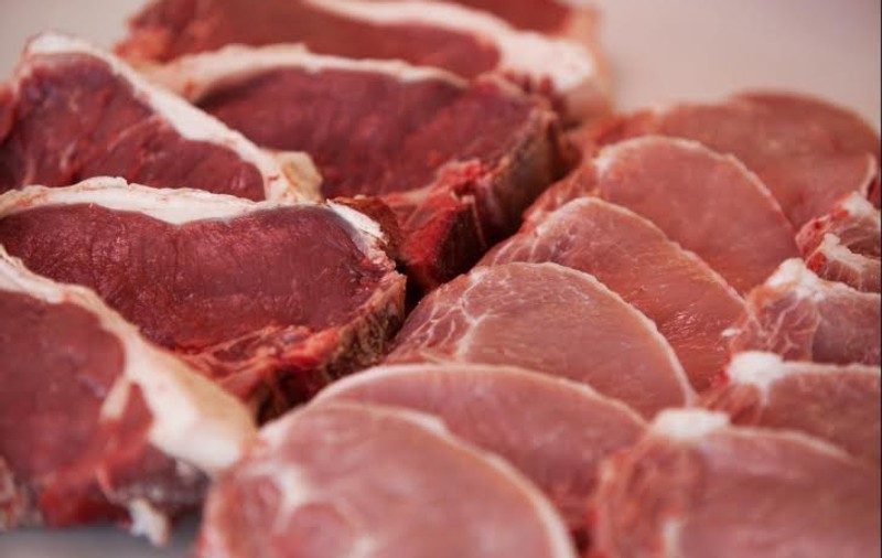 Controale în Capitală. Inspectorii au găsit carne, lapte şi condimente expirate