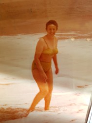 Elena Ceauşescu a fost fotografiată în costum de baie pe o plajă privată din Neptun