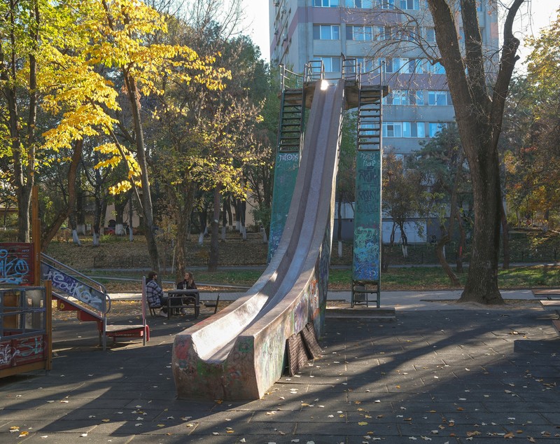 Cel mai vechi tobogan din România încă rezistă în parcul Floreasca din București. „Drumul spre școală începea obligatoriu aici”