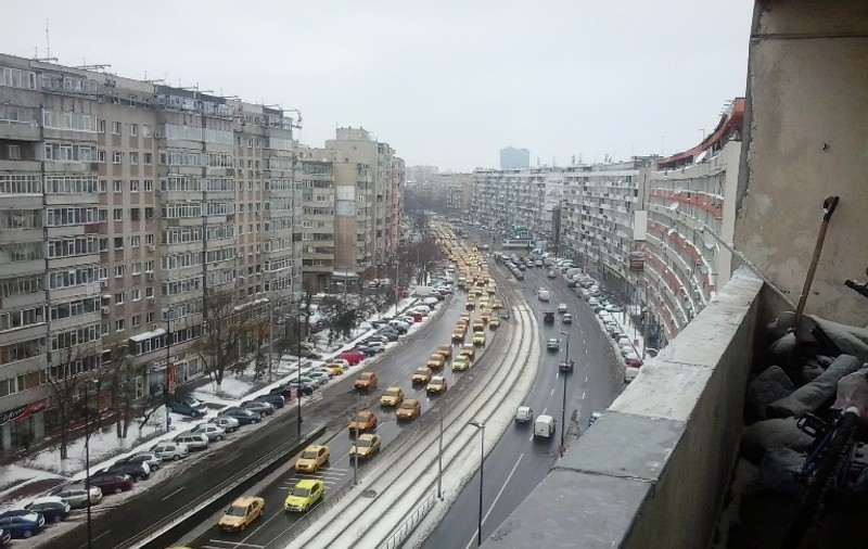 Circulația tramvaielor este blocată pe Ștefan cel Mare, din cauza unui accident. Un bărbat a fost lovit pe trecerea de pietoni